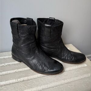 FRYE- Anna shortie- Black - US 8
